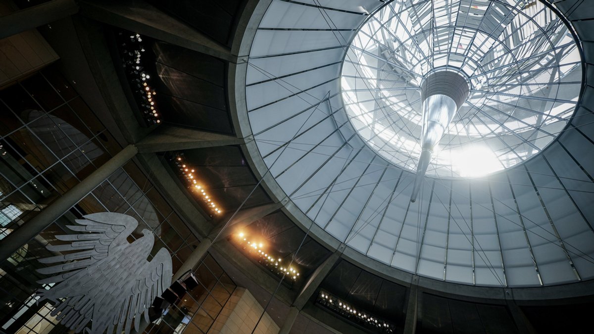 Blick auf die Kuppel und den Bundesadler im Plenum des Bundestags.