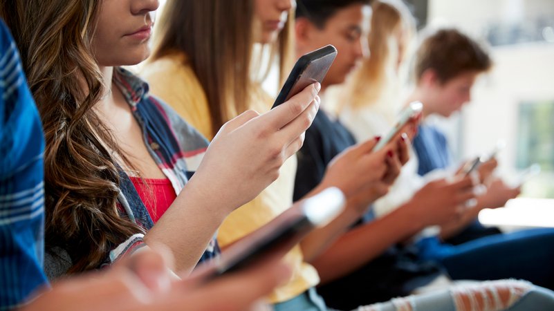 Schülerinnen und Schüler mit Smartphones | Bild: picture alliance / Monkey Business 2/Shotshop Schülerinnen und Schüler mit Smartphones