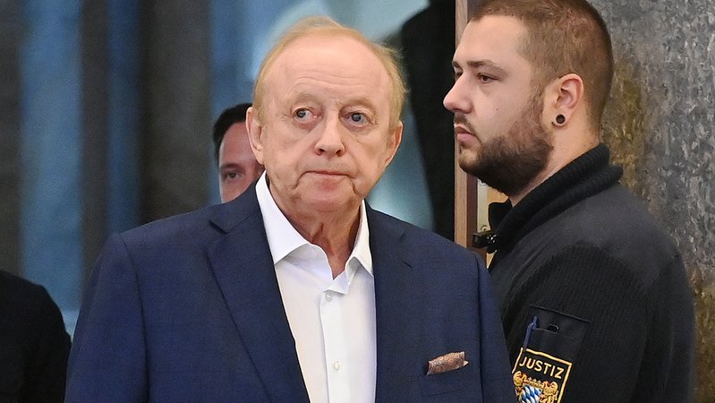 Alfons Schuhbeck geht an einem Justizbeamten vorbei | Bild: picture alliance / SVEN SIMON | Frank Hoermann / SVEN SIMON Alfons Schuhbeck geht an einem Justizbeamten vorbei