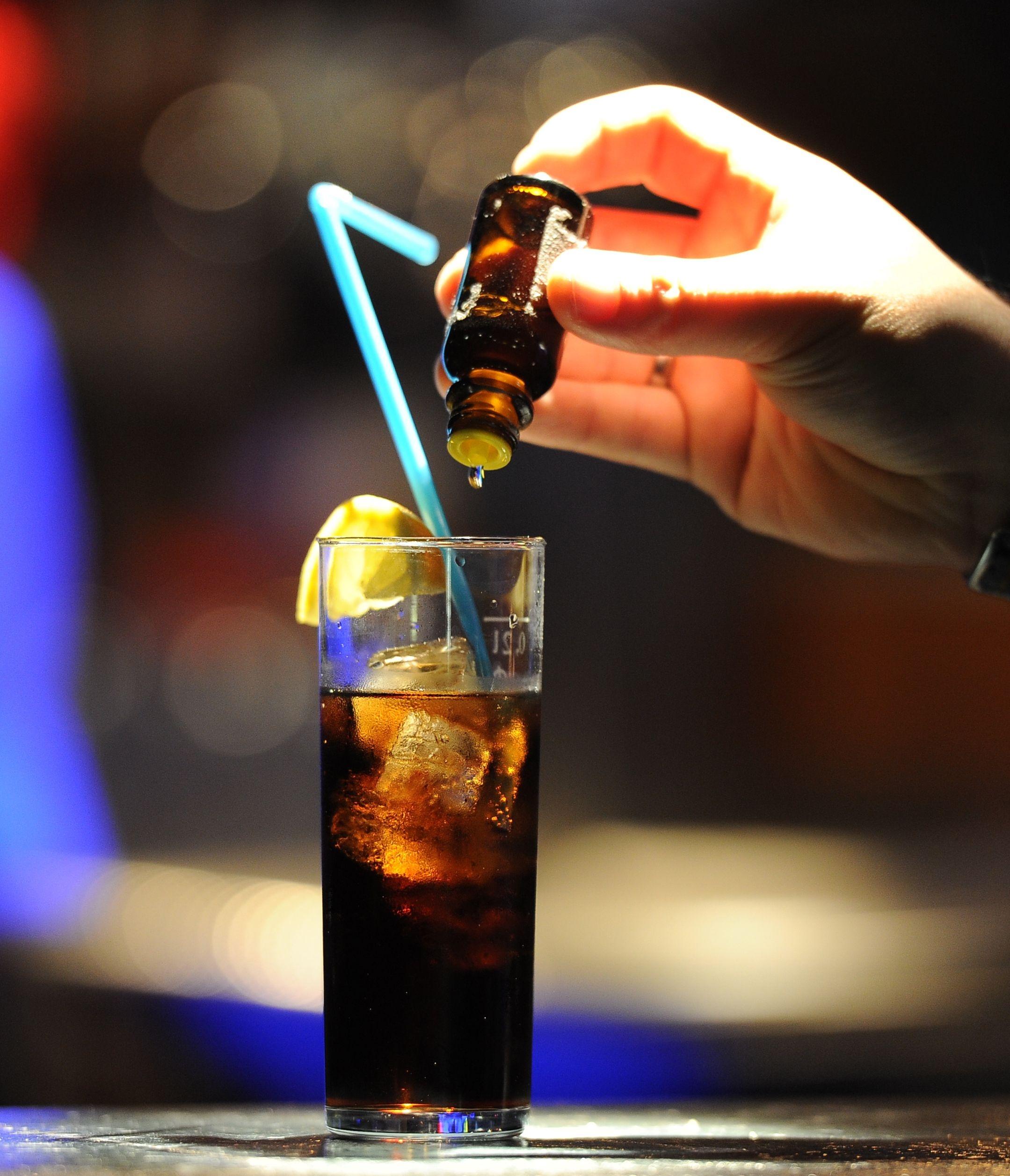 Ein Mann schüttet K.o.-Tropfen in ein Glas (Symbolbild)