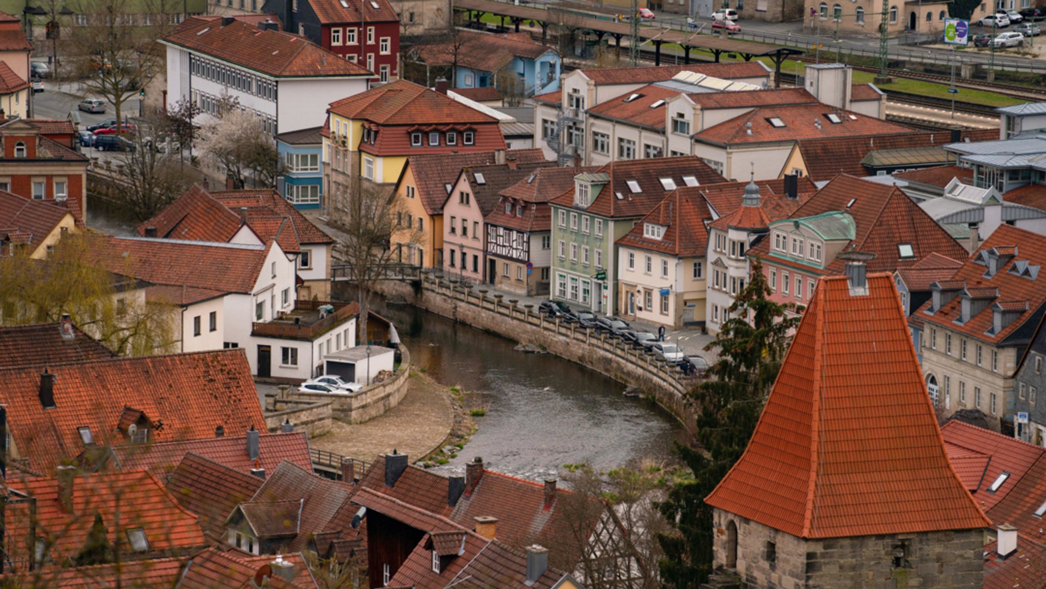 Die Haßlach fließt durch die Stadt Kronach.