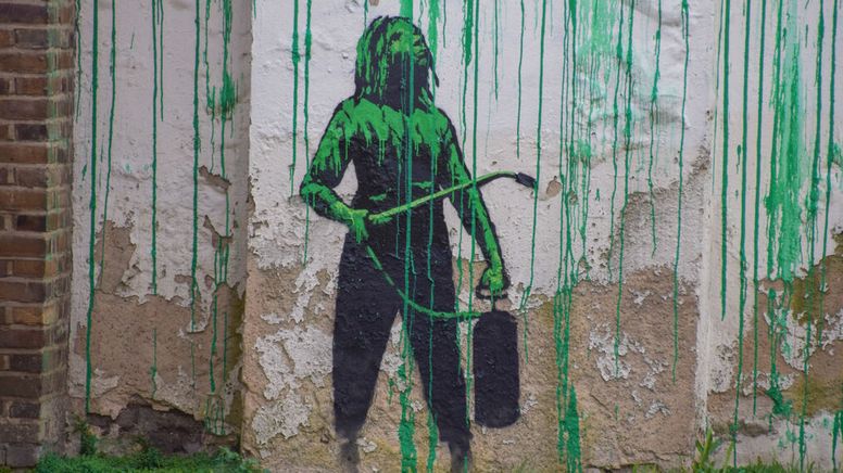 Auf einer Gebäudewand in der Nähe des Finsbury Park im Norden von London ist ein neues Wandbild aufgetaucht. Das Bild wurde hinter einen stark beschnittenen Baum gemalt und vermittelt den Eindruck, als würde der Baum Blätter tragen. Das Werk wird dem Straßenkünstler Banksy zugeschrieben. Foto: Vuk Valcic/ZUMA Press Wire/dpa +++ dpa-Bildfunk +++ | Bild:dpa-Bildfunk/Vuk Valcic