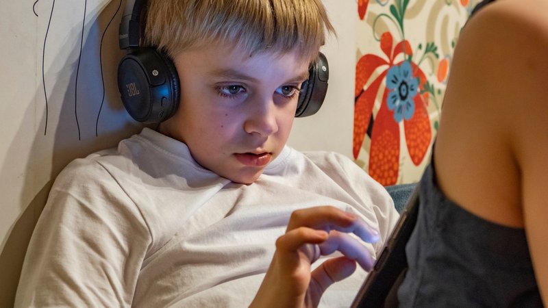 Gut zwei Drittel der Kinder im Grundschulalter nutzen Smartphones. Zu früh, warnen Experten und verweisen auf Gewalt oder Pornografie im Netz. Braucht es ein Social-Media-Verbot wie in Australien oder gibt es ausreichend technische Lösungen? | Bild: picture alliance / Russian Look | Konstantin Kokoshkin Gut zwei Drittel der Kinder im Grundschulalter nutzen Smartphones. Zu früh, warnen Experten und verweisen auf Gewalt oder Pornografie im Netz. Braucht es ein Social-Media-Verbot wie in Australien oder gibt es ausreichend technische Lösungen?