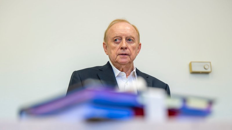 Alfons Schuhbeck steht im Gerichtssaal des Landgerichts München I (Archivbild, 2.7.2025) | Bild: dpa-Bildfunk/Peter Kneffel Alfons Schuhbeck steht im Gerichtssaal des Landgerichts München I (Archivbild, 2.7.2025)
