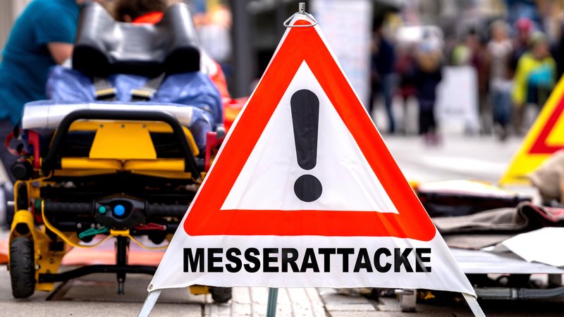 Symbolbild: Ein Warnschild der Polizei weist auf einen Tatort hin, bei dem es zu Messer-Gewalt kam. | Bild: picture alliance / CHROMORANGE | Michael Bihlmayer Symbolbild: Ein Warnschild der Polizei weist auf einen Tatort hin, bei dem es zu Messer-Gewalt kam.