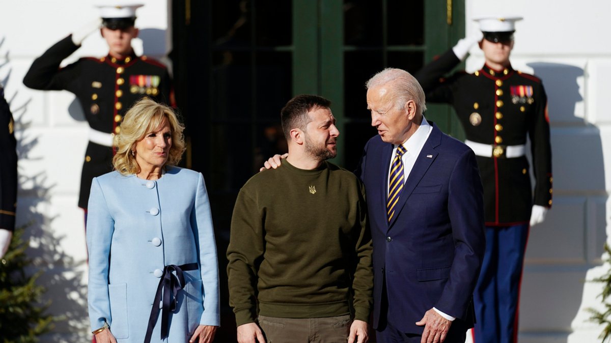 Am Weißen Haus empfing ihn Biden mit rotem Teppich. Während der US-Präsident wie gewohnt im Anzug auftrat, trug Selenskyj einen olivgrünen Armeepullover und eine dazu passende Hose. 