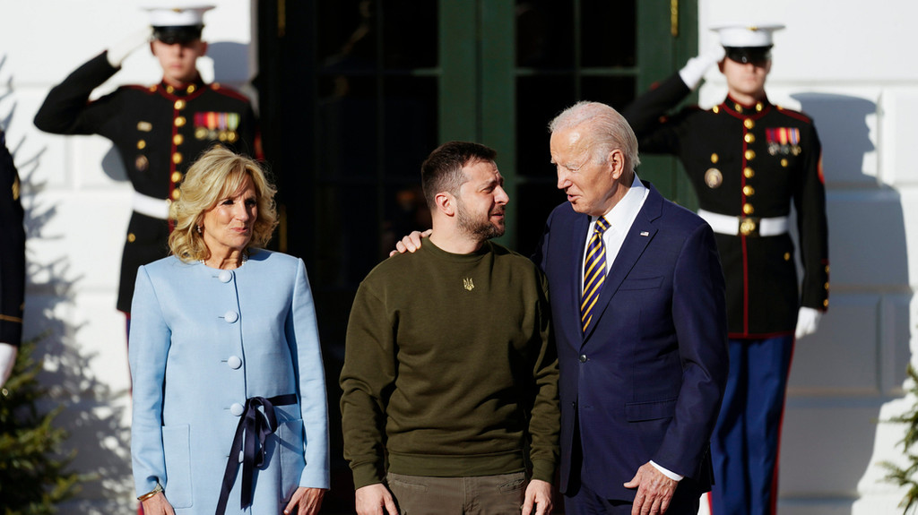 Am Weißen Haus empfing ihn Biden mit rotem Teppich. Während der US-Präsident wie gewohnt im Anzug auftrat, trug Selenskyj einen olivgrünen Armeepullover und eine dazu passende Hose. 