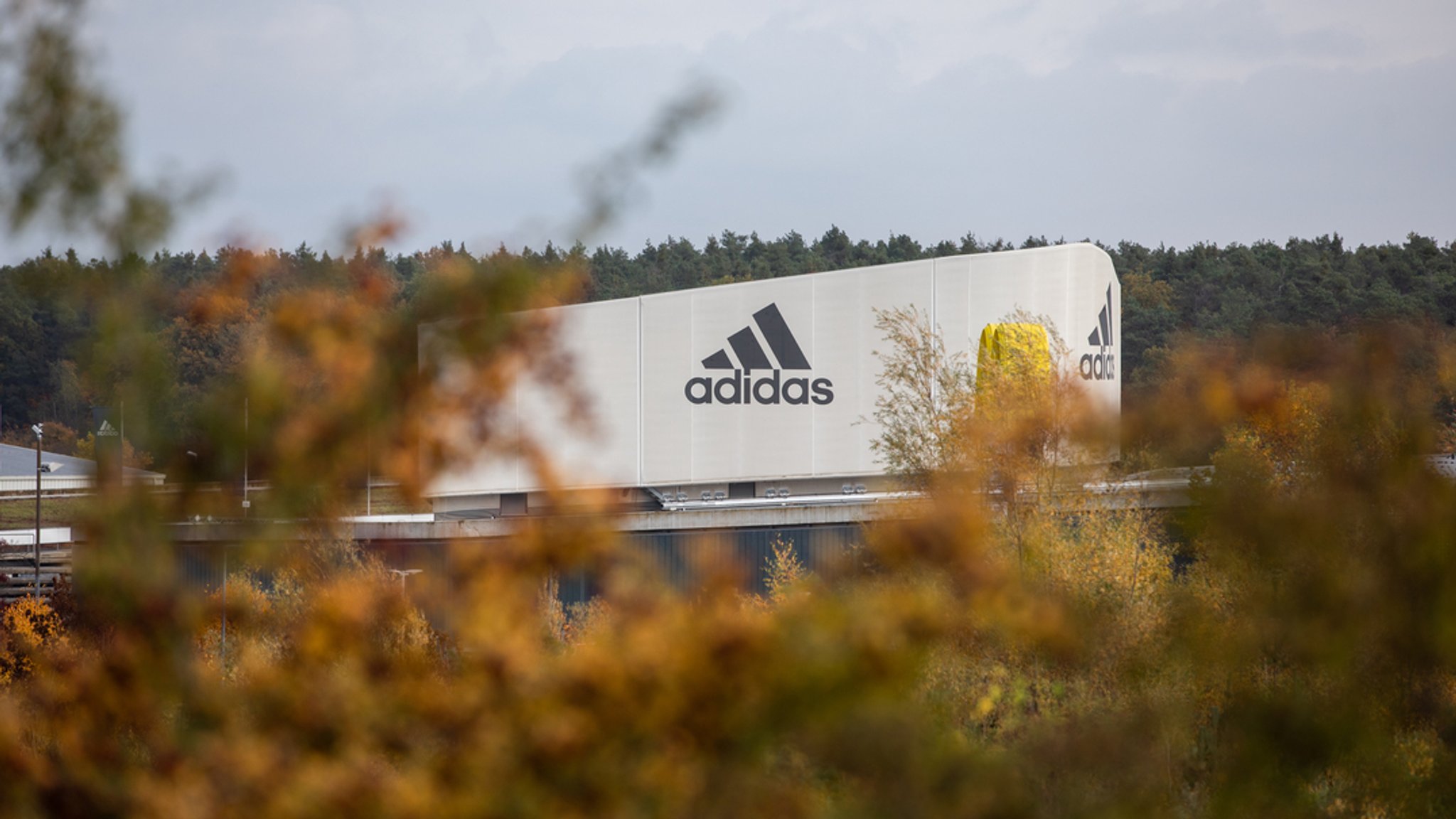 Der Adidas Outlet Store in Herzogenaurach. | Bild: BR/Leon Baatz Der Adidas Outlet Store in Herzogenaurach.