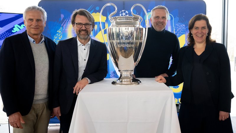 Klaus Cyron, S&K Marketing, Sportreferent Florian Kraus, Didi Hamann, ehemaliger Fußballer, und Verena Dietl (SPD), dritte Bürgermeisterin | Bild: dpa-Bildfunk / Sven Hoppe Klaus Cyron, S&K Marketing, Sportreferent Florian Kraus, Didi Hamann, ehemaliger Fußballer, und Verena Dietl (SPD), dritte Bürgermeisterin