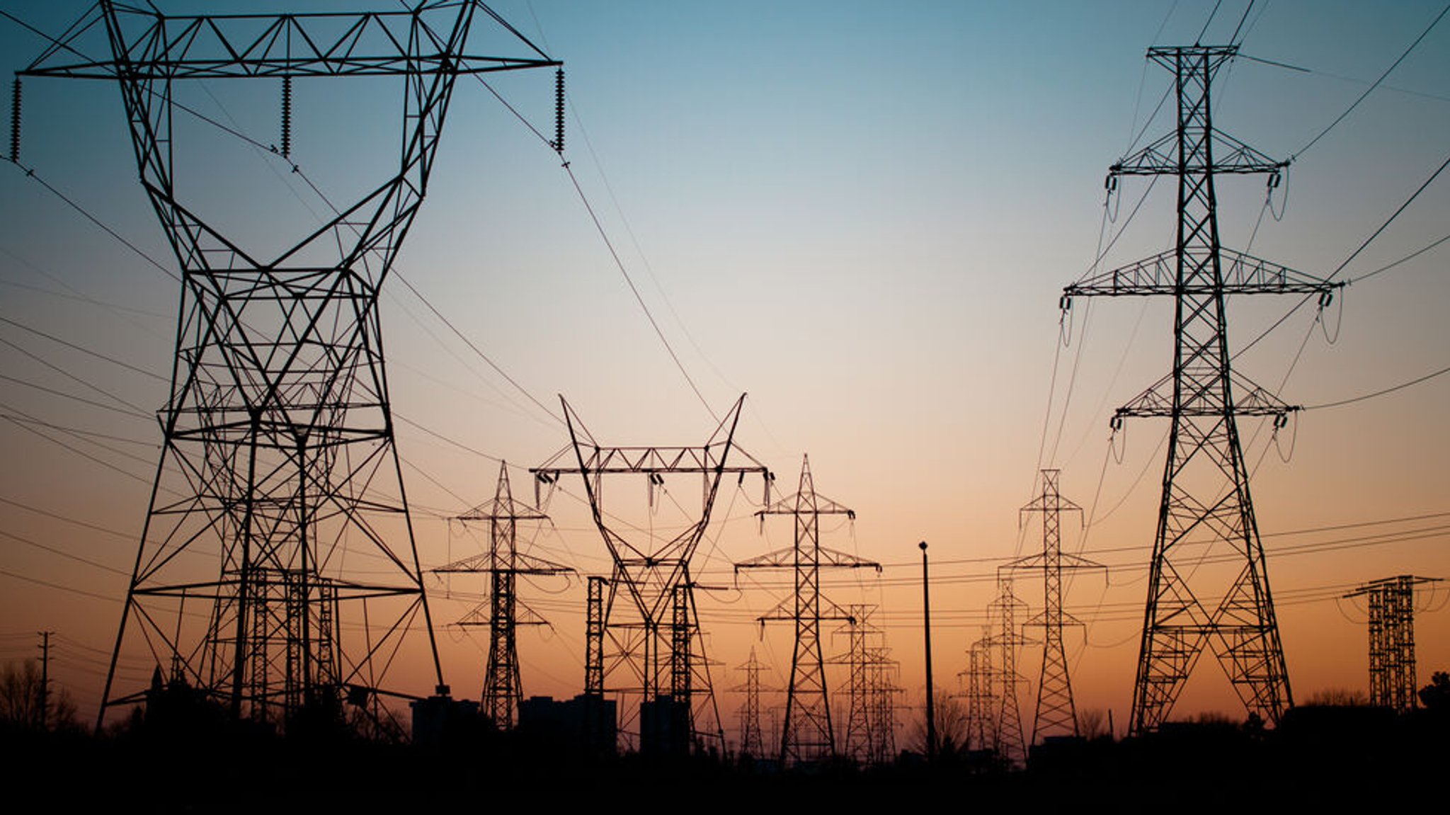 Eine lange Reihe von Strommasten mit Hochspannungsleitungen. | Bild: stock.adobe.com/brianguest Eine lange Reihe von Strommasten mit Hochspannungsleitungen.
