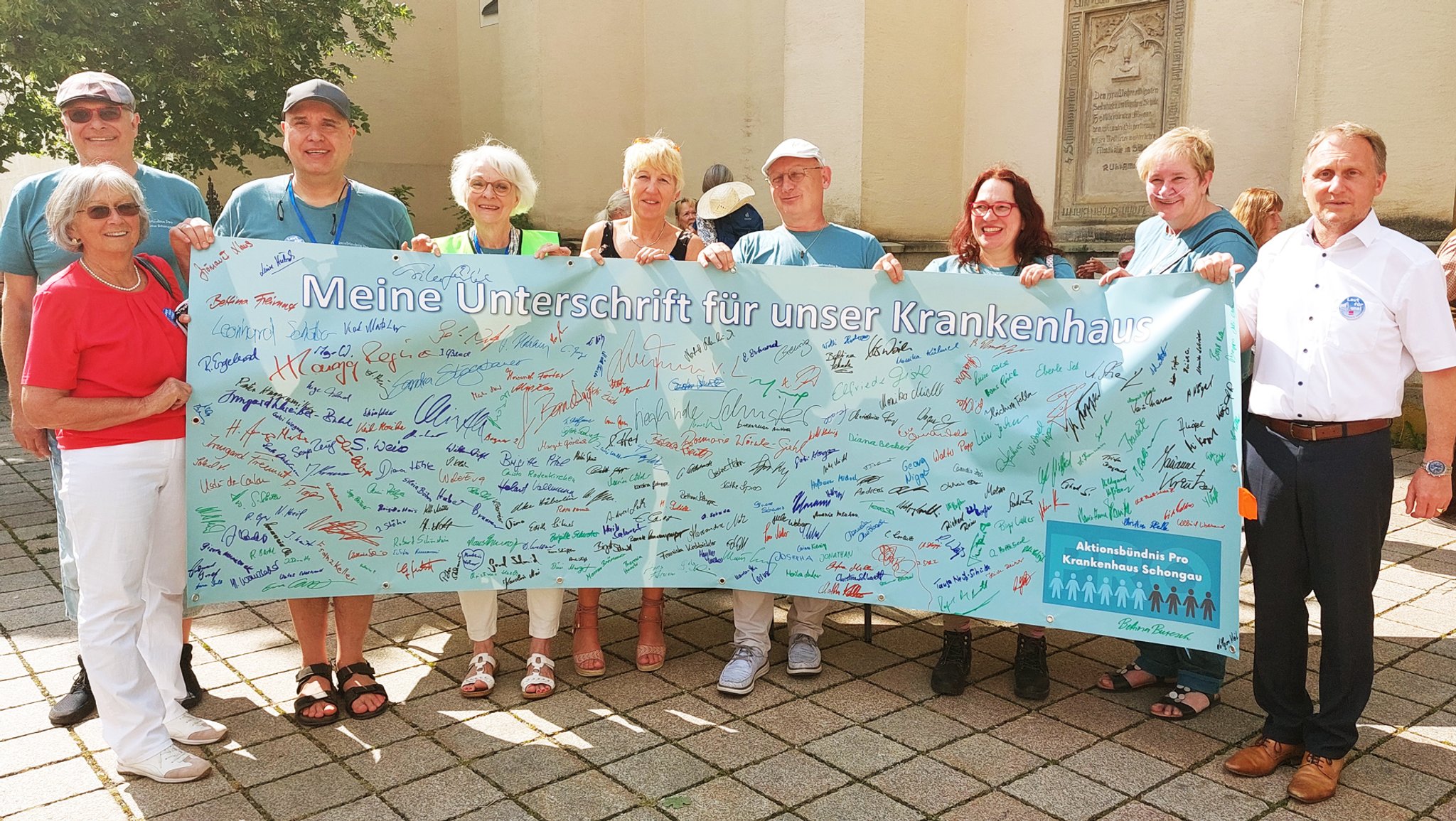 Demo mit Unterschriften-Banner gegen Krankenhausschließung