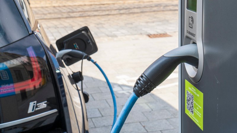 Elektroauto wird aufgeladen | Bild: picture alliance / SZ Photo | Wolfgang Filser Elektroauto wird aufgeladen