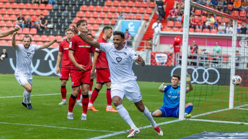 Spielszene FC Ingolstadt 04 - 1. FC Schweinfurt 05 | Bild: picture-alliance/dpa Spielszene FC Ingolstadt 04 - 1. FC Schweinfurt 05
