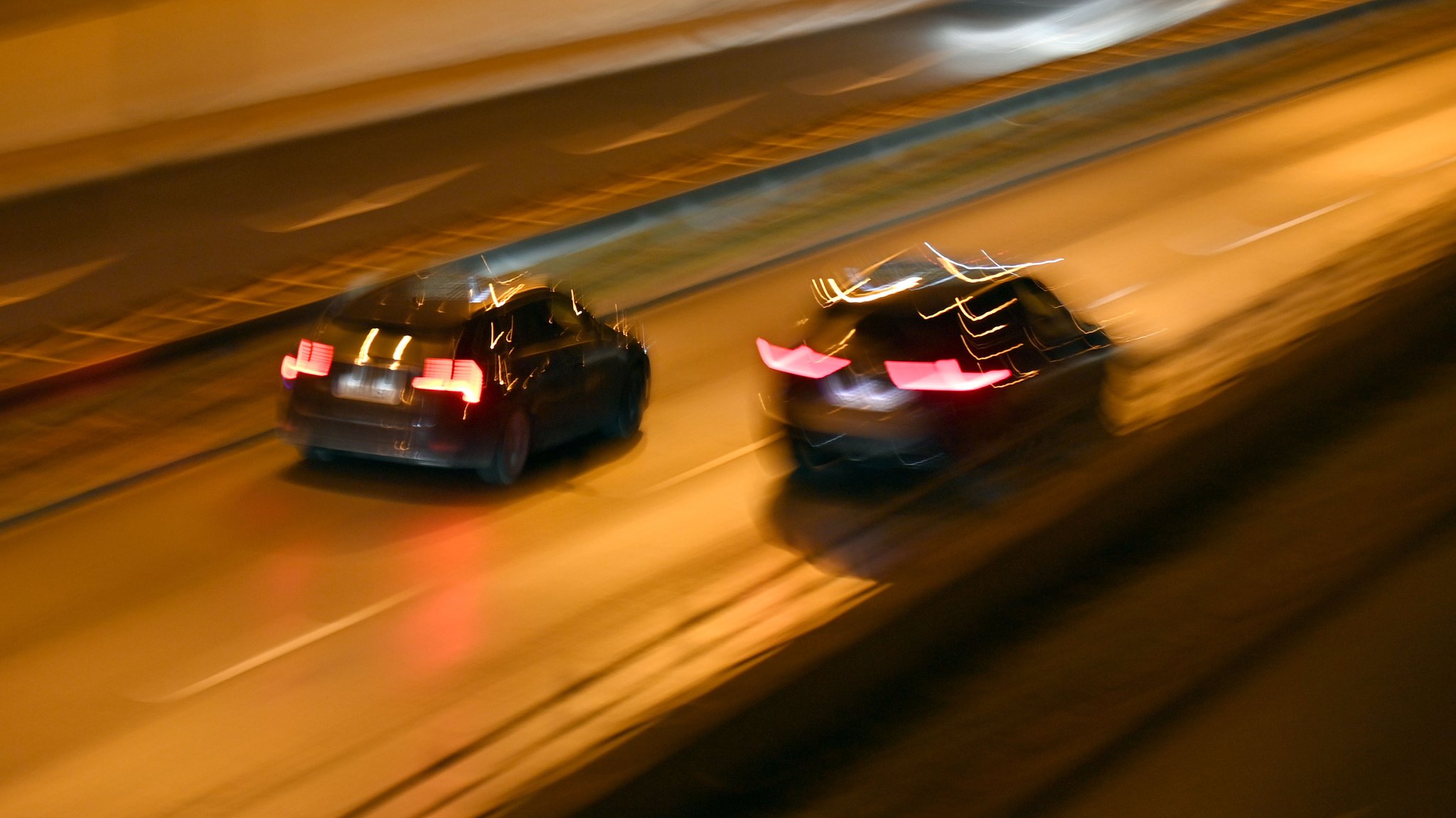 Zwei Autos fahren nebeneinander auf einer Straße (Symbolbild)