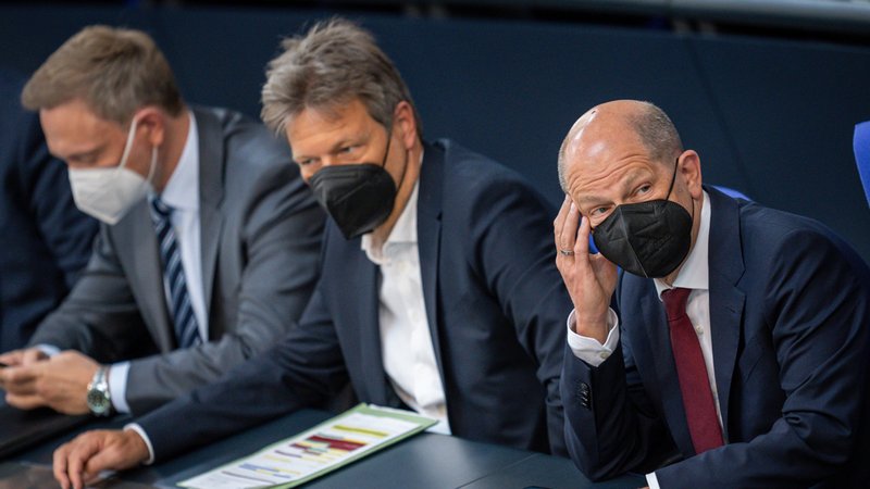 Bundeskanzler Olaf Scholz (v.r.n.l., SPD), Robert Habeck (Die Grünen), Bundesminister für Wirtschaft und Klimaschutz, und Christian Lindner (FDP), Bundesminister der Finanzen, sitzen im Plenarsaal im Bundestag.
