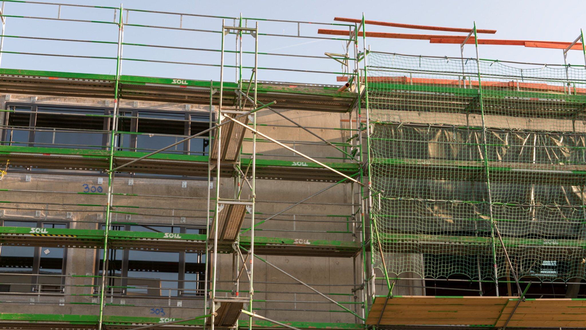 Symbolbild Sozialer Wohnungbau (Archiv BR) Hausbaufassade mit Baugerüst