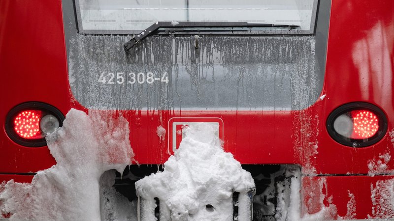04.12.2023, Baden-Württemberg, Stuttgart: Die Front eines Regionalzugs ist im Hauptbahnhof zum Teil mit Schnee und Eis bedeckt. Nach dem Wintereinbruch müssen Bahnfahrerinnen und Bahnfahrer im Süden Deutschlands voraussichtlich bis zur Wochenmitte mit Verspätungen und Zugausfällen rechnen, wie die Deutsche Bahn mitteilte. Foto: Marijan Murat/dpa +++ dpa-Bildfunk +++
