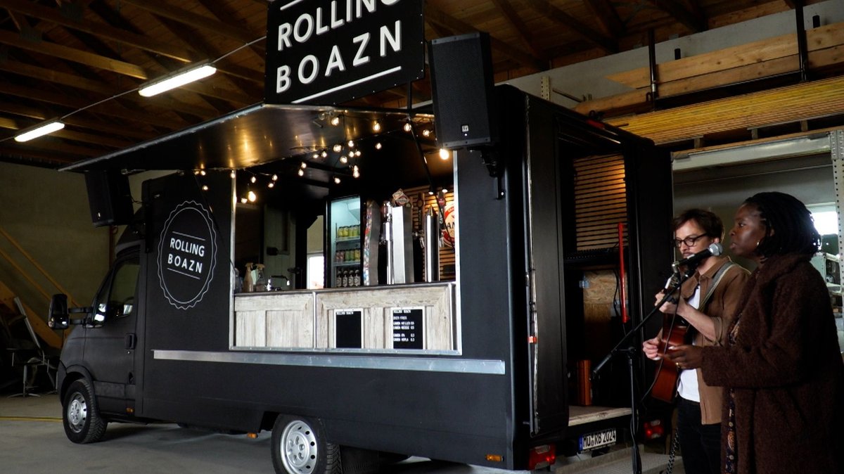 Die mobile Bar "Rolling Boazn", beim Soundcheck für ihre Generalprobe