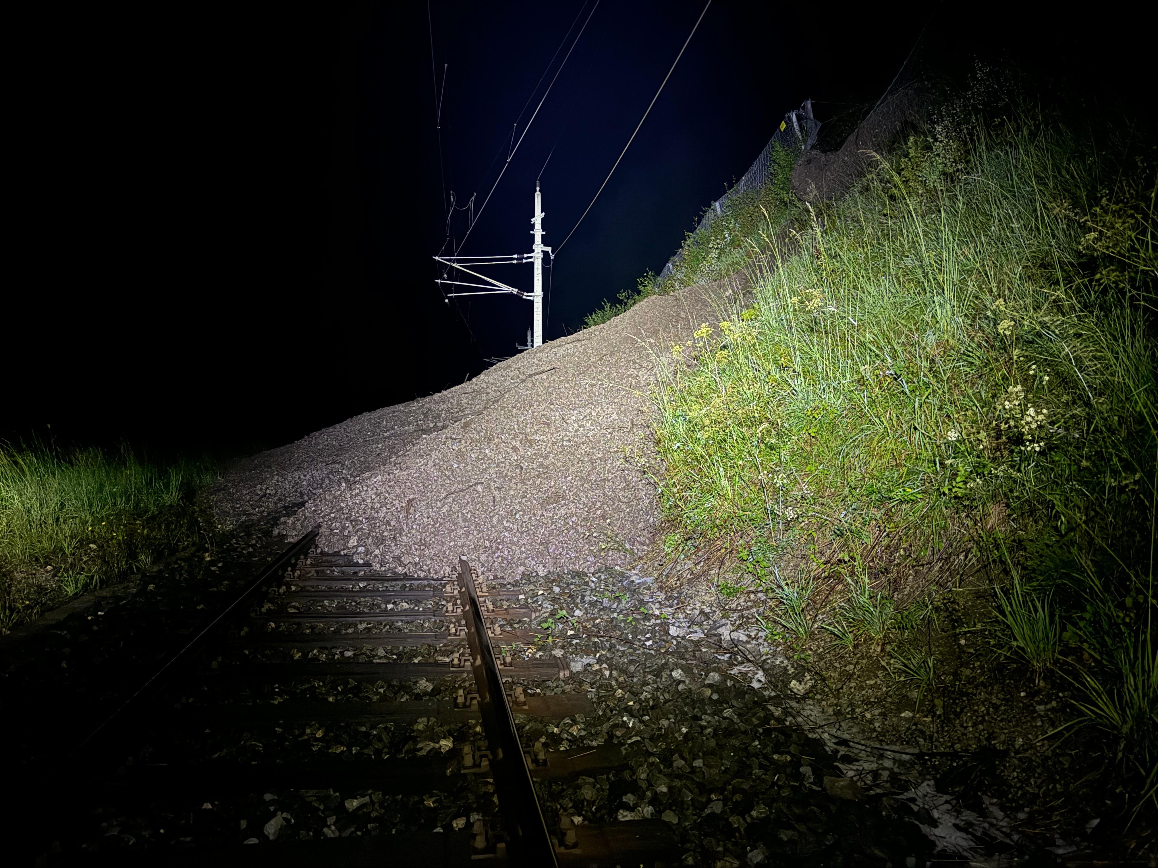 Murenabgänge In Tirol: Straßen Und Bahnstrecke Gesperrt | BR24