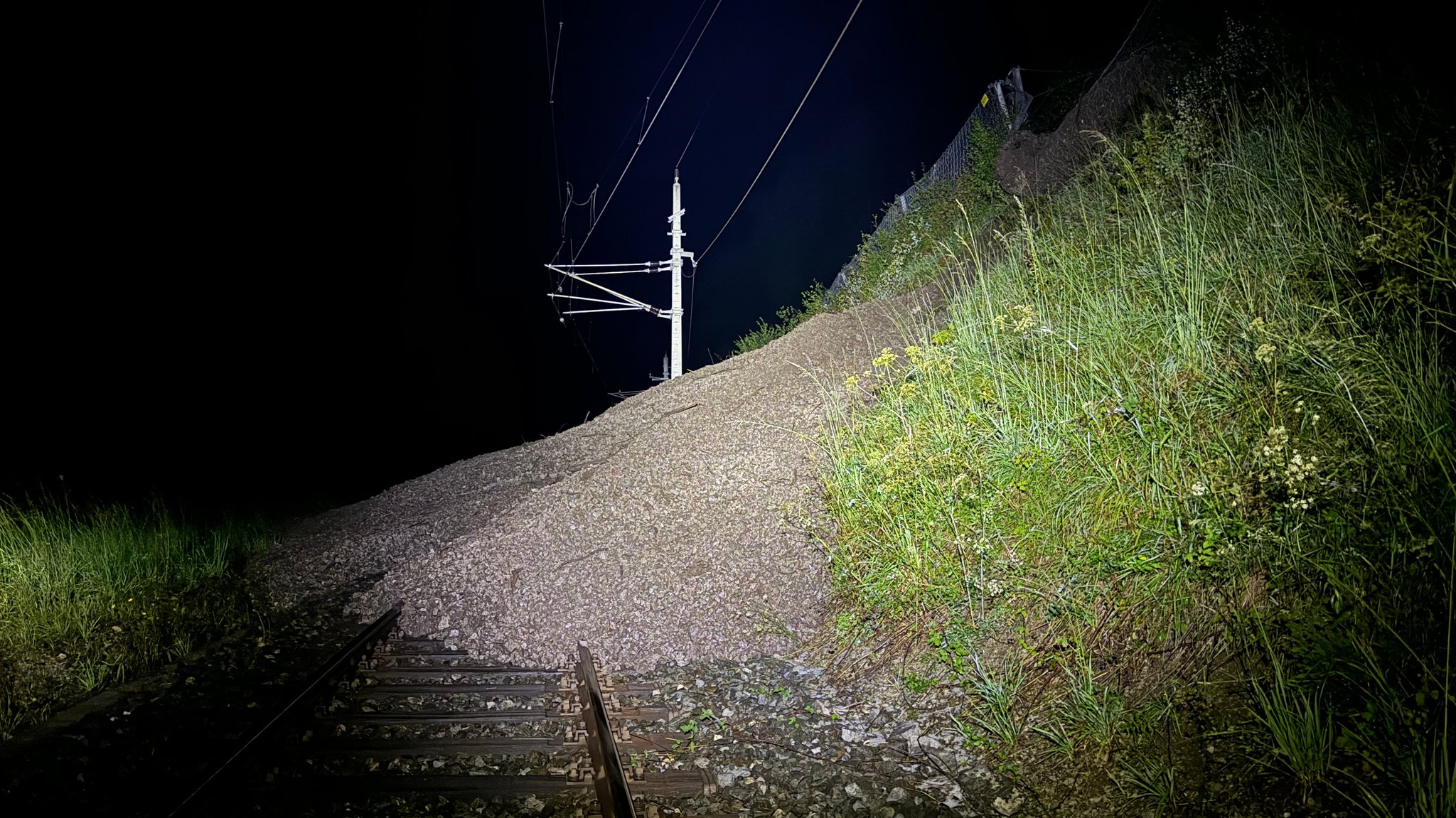 Die Bahnstrecke nach dem Murenabgang in Tirol.