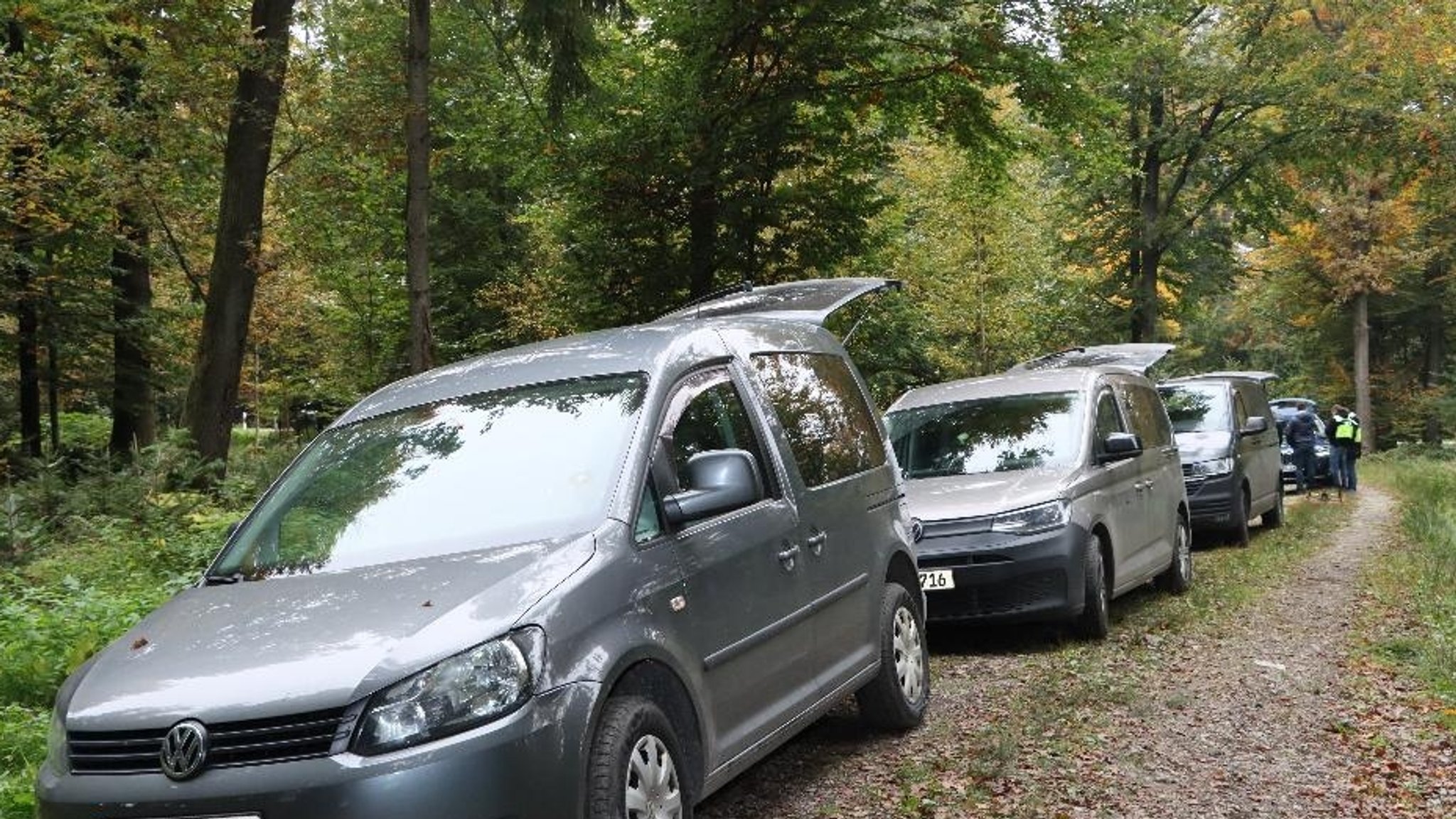 Einsatzkräfte der Polizei suchen am Mittwoch ein Waldstück bei Altenmarkt ab.