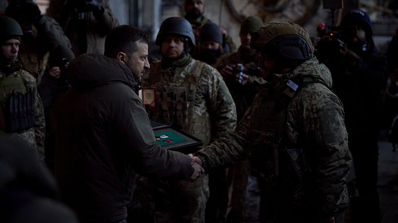 Die Visite gilt als Selenskyjs bisher gefährlichster Frontbesuch: Der ukrainische Präsident hat Soldaten in der umkämpften Stadt Bachmut getroffen.