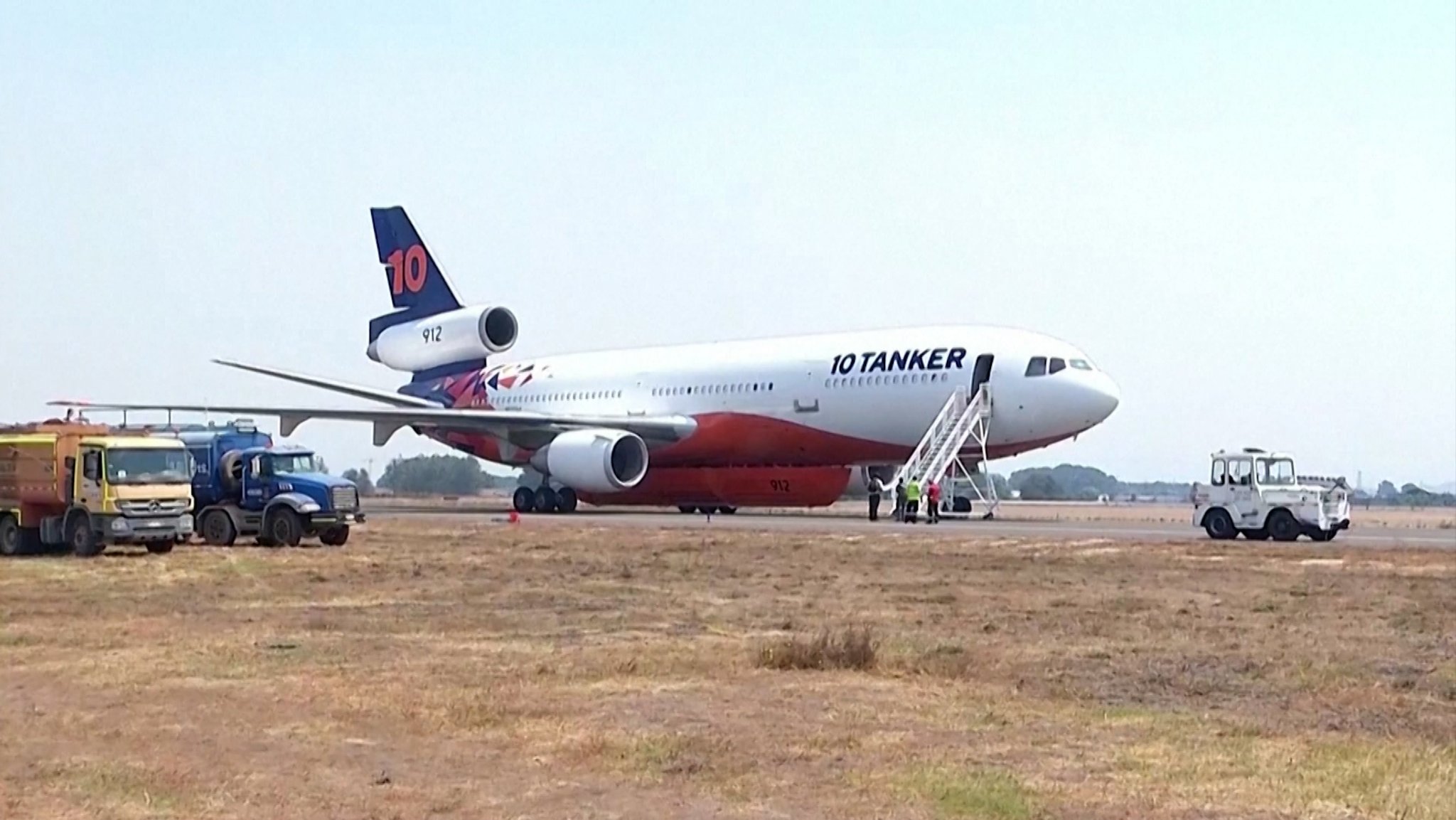 Ein Löschflugzeug aus den USA hilft im Kampf gegen die Waldbrände in Chile.