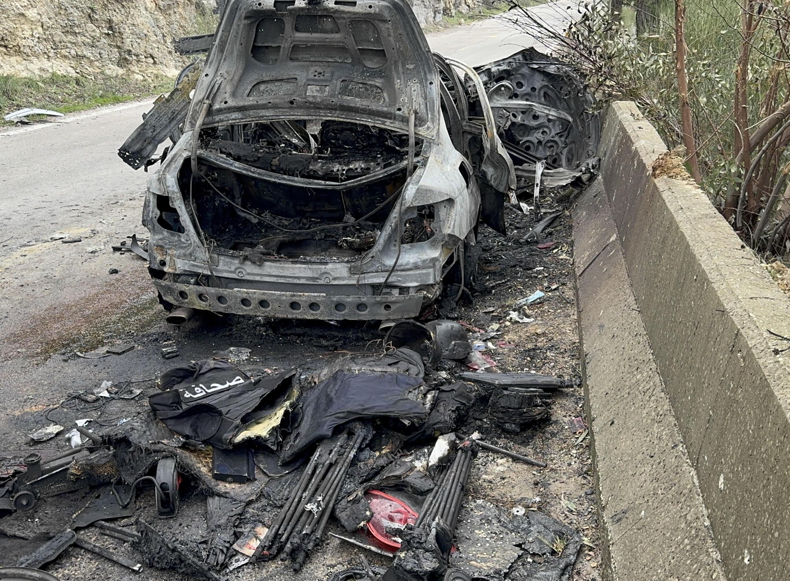 Getötete Journalisten: Zerstörtes Fahrzeug nach israelischem Angriff im Bezirk Dschesin