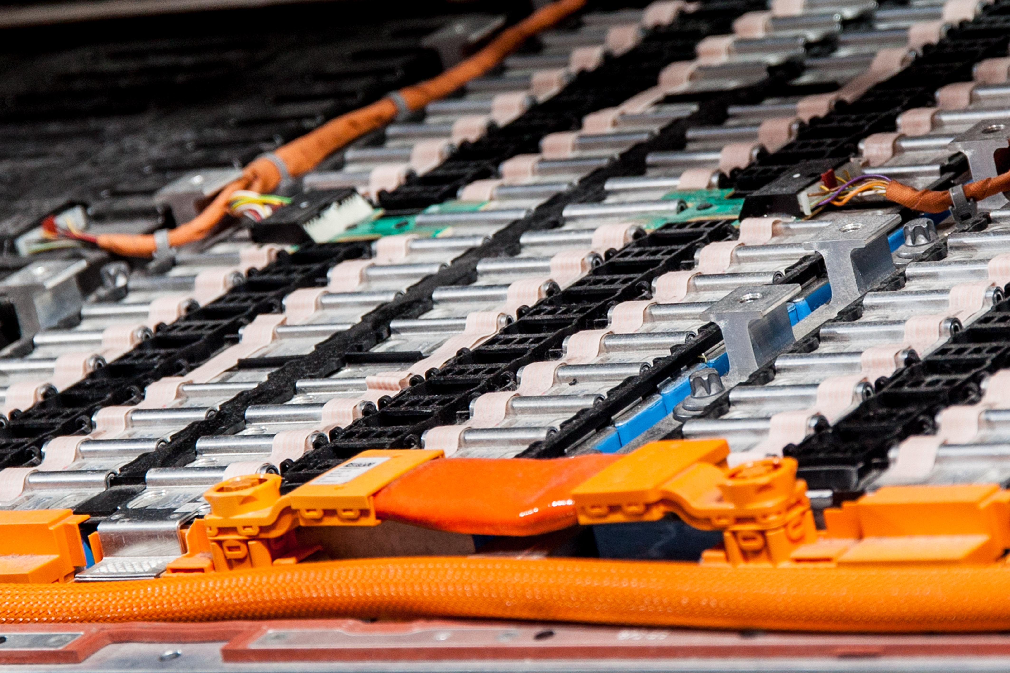 Verbaute Batterien in einem Elektroauto eines deutschen Herstellers im Unterboden des Elektrofahrzeug PKW.