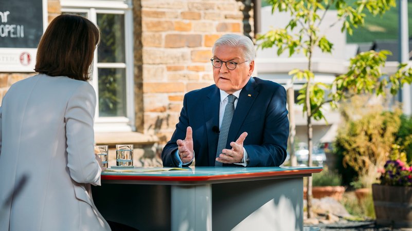 Bundespräsident Frank-Walter Steinmeier sitzt beim Sommerinterview von Berlin direkt mit der ZDF-Chefredakteurin Bettina Schausten