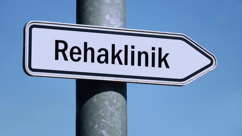 Fotomontage: Auf einem Wegweiser befindet sich der Schriftzug Rehaklinik. | Bild: picture alliance / ZB | Sascha Steinach Fotomontage: Auf einem Wegweiser befindet sich der Schriftzug Rehaklinik.