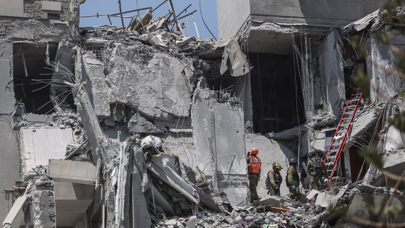 Raketeneinschlag in Israel. | Bild: picture alliance / ZUMAPRESS.com / Saeed Qaq Raketeneinschlag in Israel.