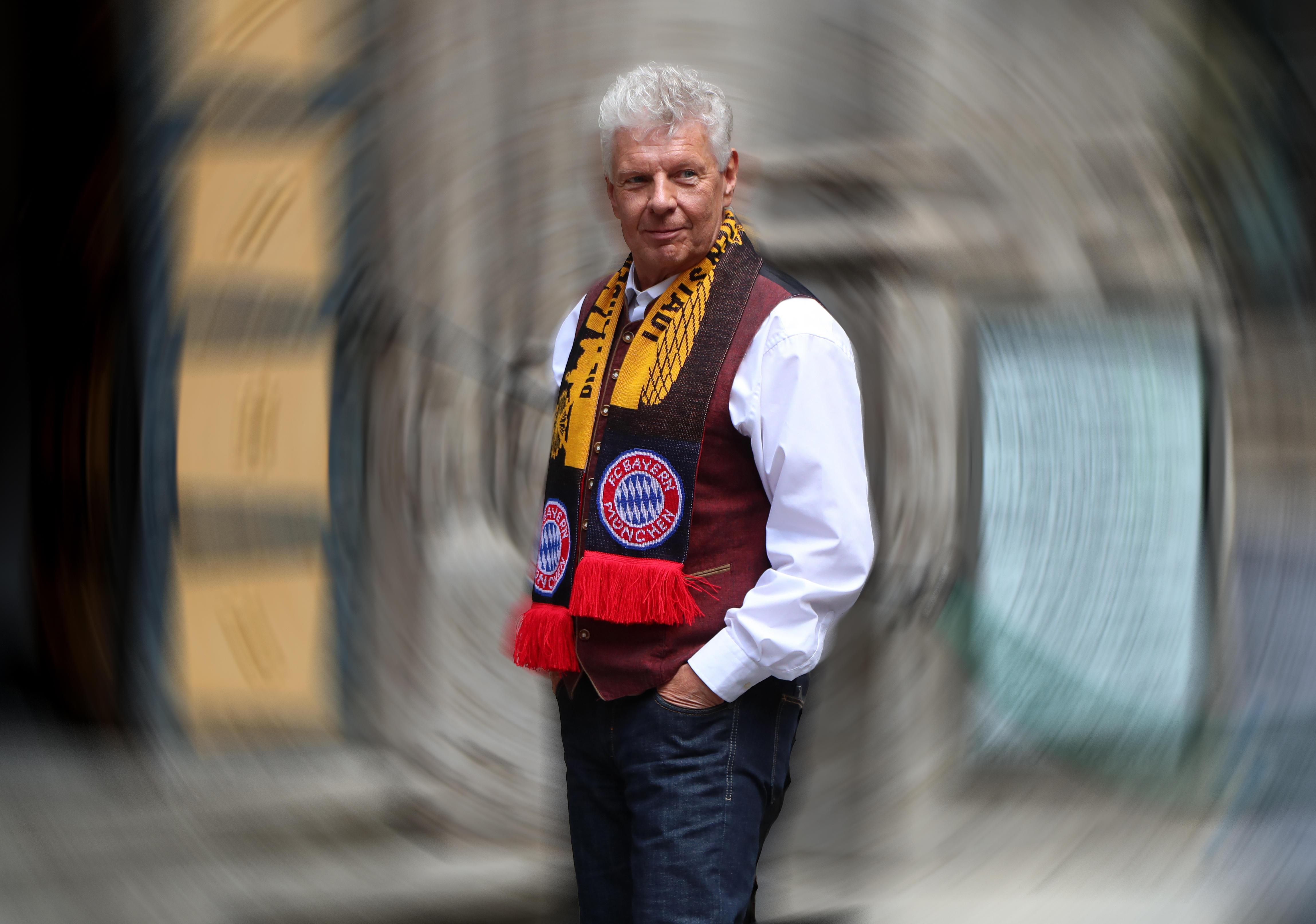 Dieter Reiter mit einem FC Bayern Schal