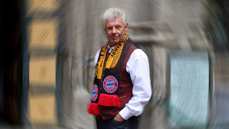 Dieter Reiter mit einem FC Bayern Schal | Bild: picture alliance / Wagner | Ulrich Wagner Dieter Reiter mit einem FC Bayern Schal