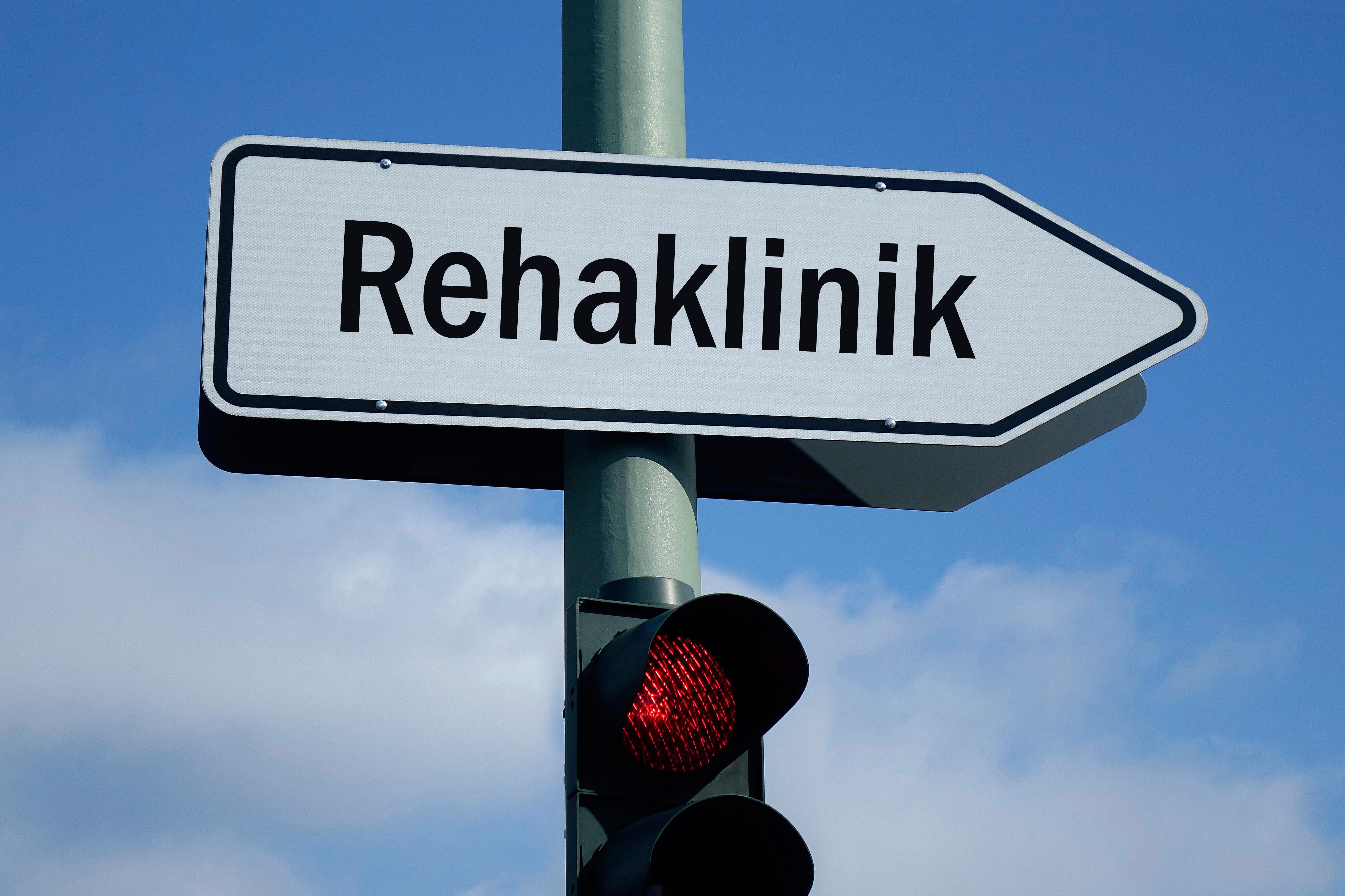 Wegweiser zur Rehaklinik mit roter Ampel (Symbolbild)