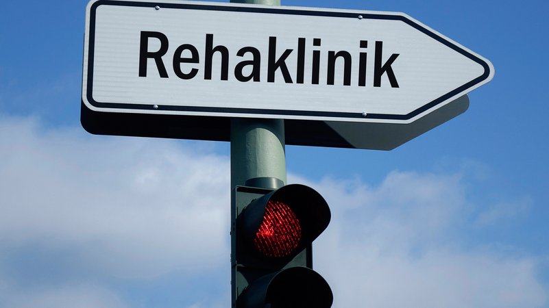 Wegweiser zur Rehaklinik mit roter Ampel (Symbolbild) | Bild: picture alliance / ZB | Sascha Steinach Wegweiser zur Rehaklinik mit roter Ampel (Symbolbild)