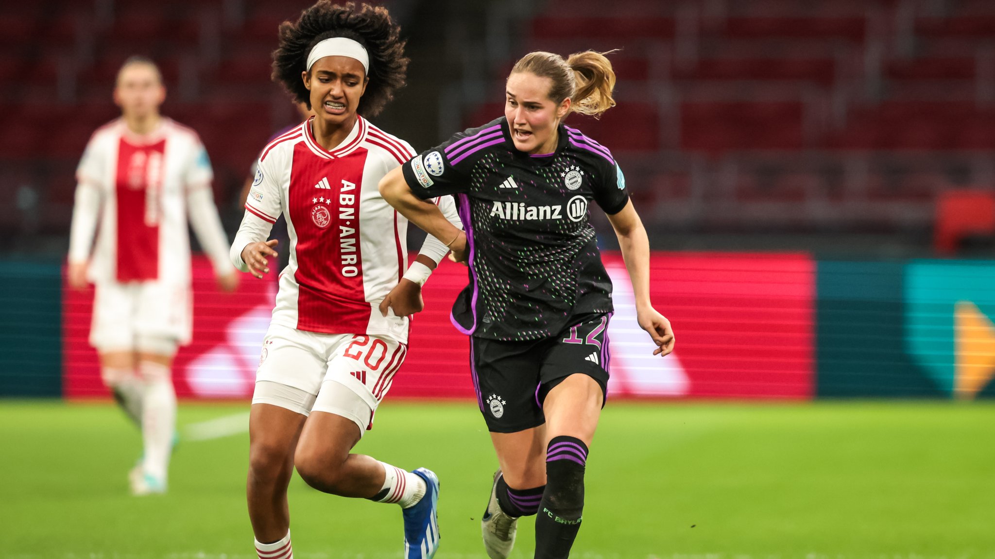 Spielszene Ajax Amsterdam - FC Bayern Frauen