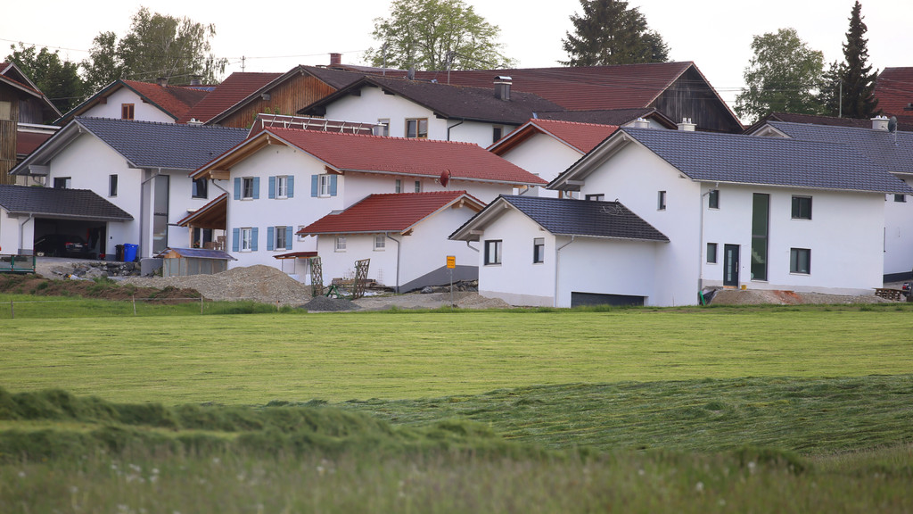 Häuser stehen 2020 am Ortsrand von Kaufbeuren (Archivbild) | Bild: picture alliance / dpa-tmn | Karl-Josef Hildenbrand Häuser stehen 2020 am Ortsrand von Kaufbeuren (Archivbild)
