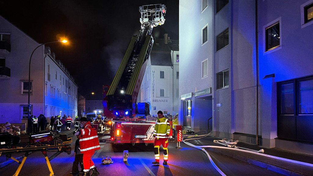 Einsatzkräfte am Brandort in Landshut