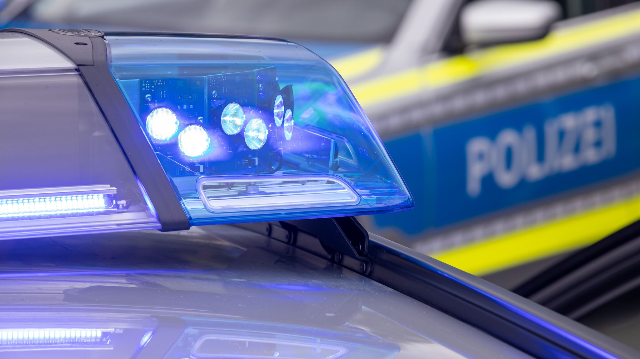 (Symbolbild) Blaulicht an einem Polizeiauto | Bild: dpa-Bildfunk/Daniel Karmann (Symbolbild) Blaulicht an einem Polizeiauto