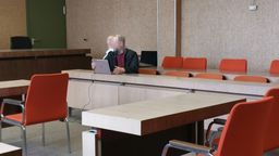 Der Angeklagte Ralf H. hinter seinem Verteidiger Martin Kohlmann im Sitzungssaal des Münchner Amtsgerichts | Bild:Robert Andreasch