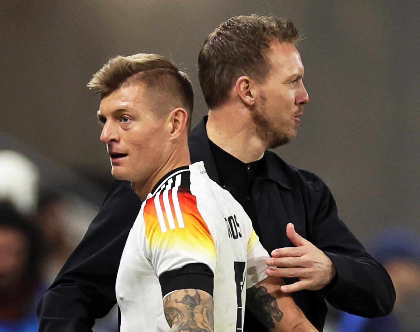 Toni Kroos (links) und Fußball-Bundestrainer Julian Nagelsmann
