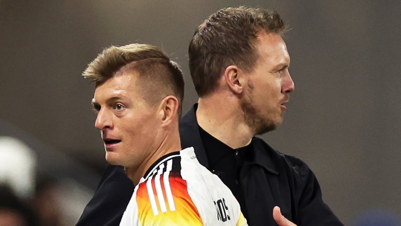 Toni Kroos (links) und Fußball-Bundestrainer Julian Nagelsmann