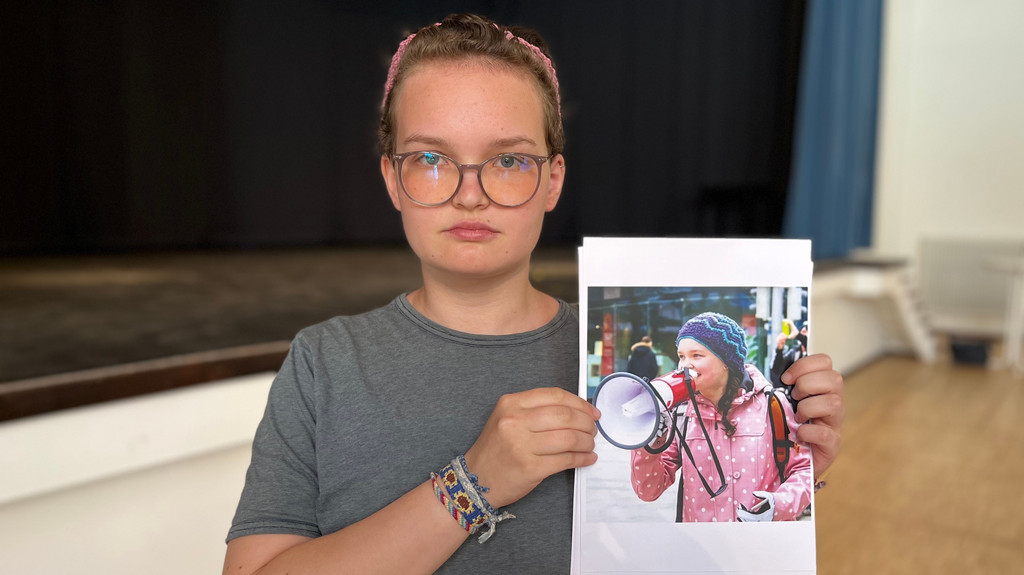 Janika Pondorf mit einem Bild, das sie als 15-Jährige zeigt