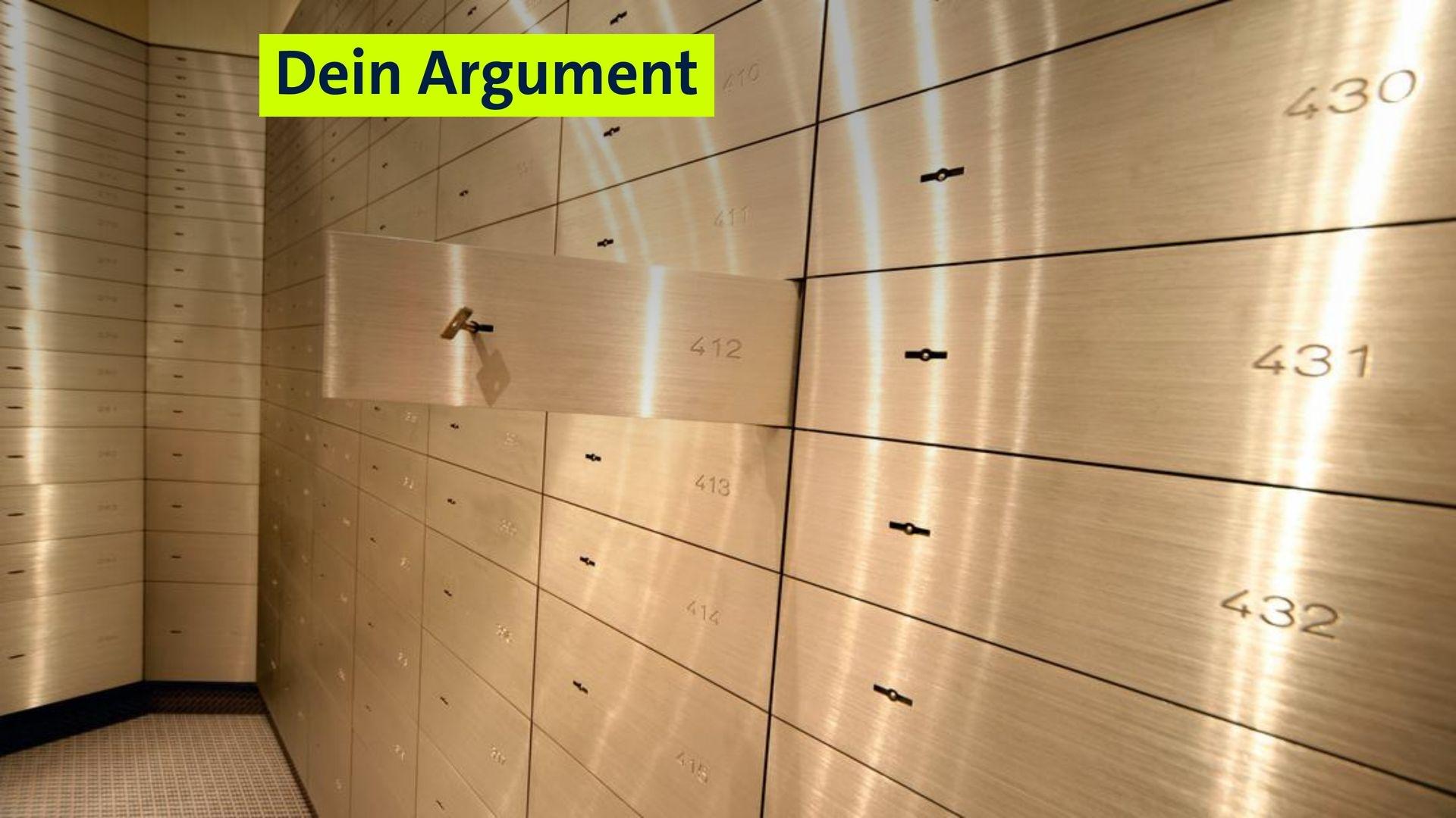 Geöffnetes Schließfach in einer Bank