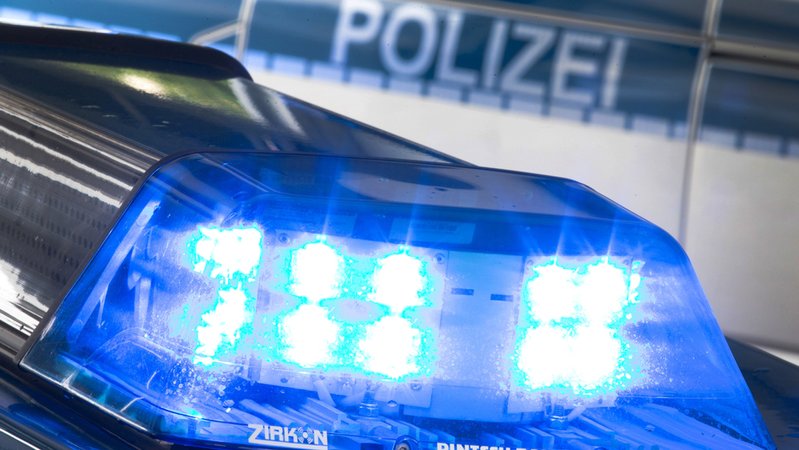 Symbolbild: Blaulicht eines Polizeiwagens | Bild: dpa-Bildfunk/Friso Gentsch Symbolbild: Blaulicht eines Polizeiwagens