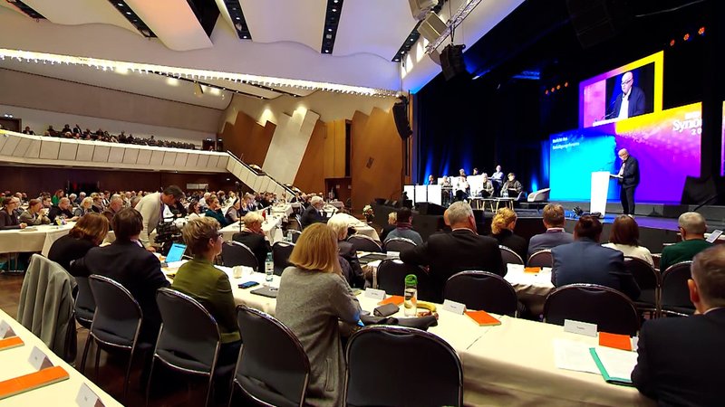 Sexueller Missbrauch - EKD-Synode berät über bessere Aufarbeitung | Bild: BR Sexueller Missbrauch - EKD-Synode berät über bessere Aufarbeitung