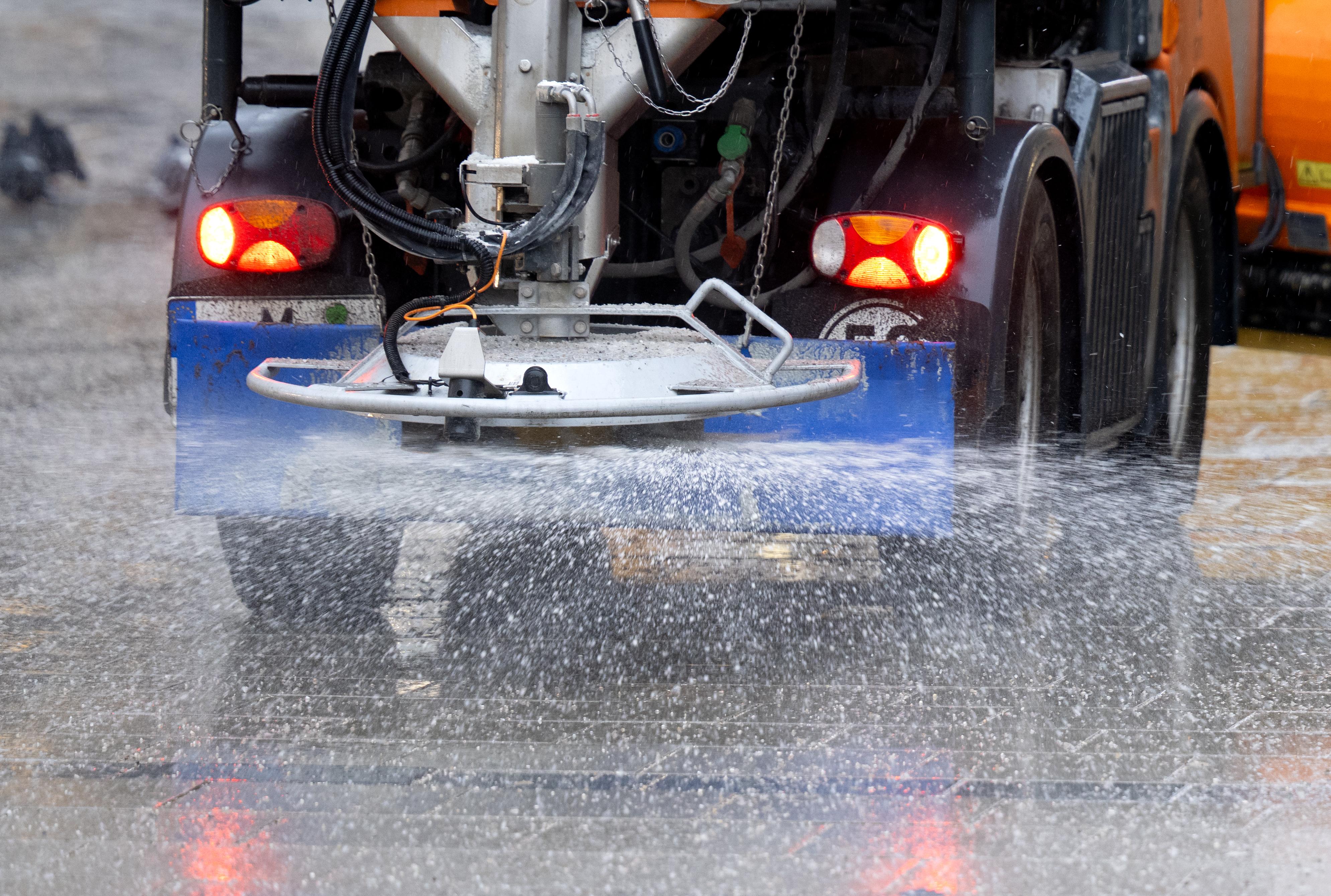 Ein Räumfahrzeug der Stadt München streut Salz.