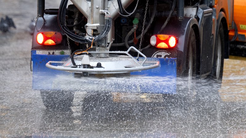 Ein Räumfahrzeug der Stadt München streut Salz. | Bild: picture alliance/dpa | Sven Hoppe Ein Räumfahrzeug der Stadt München streut Salz.
