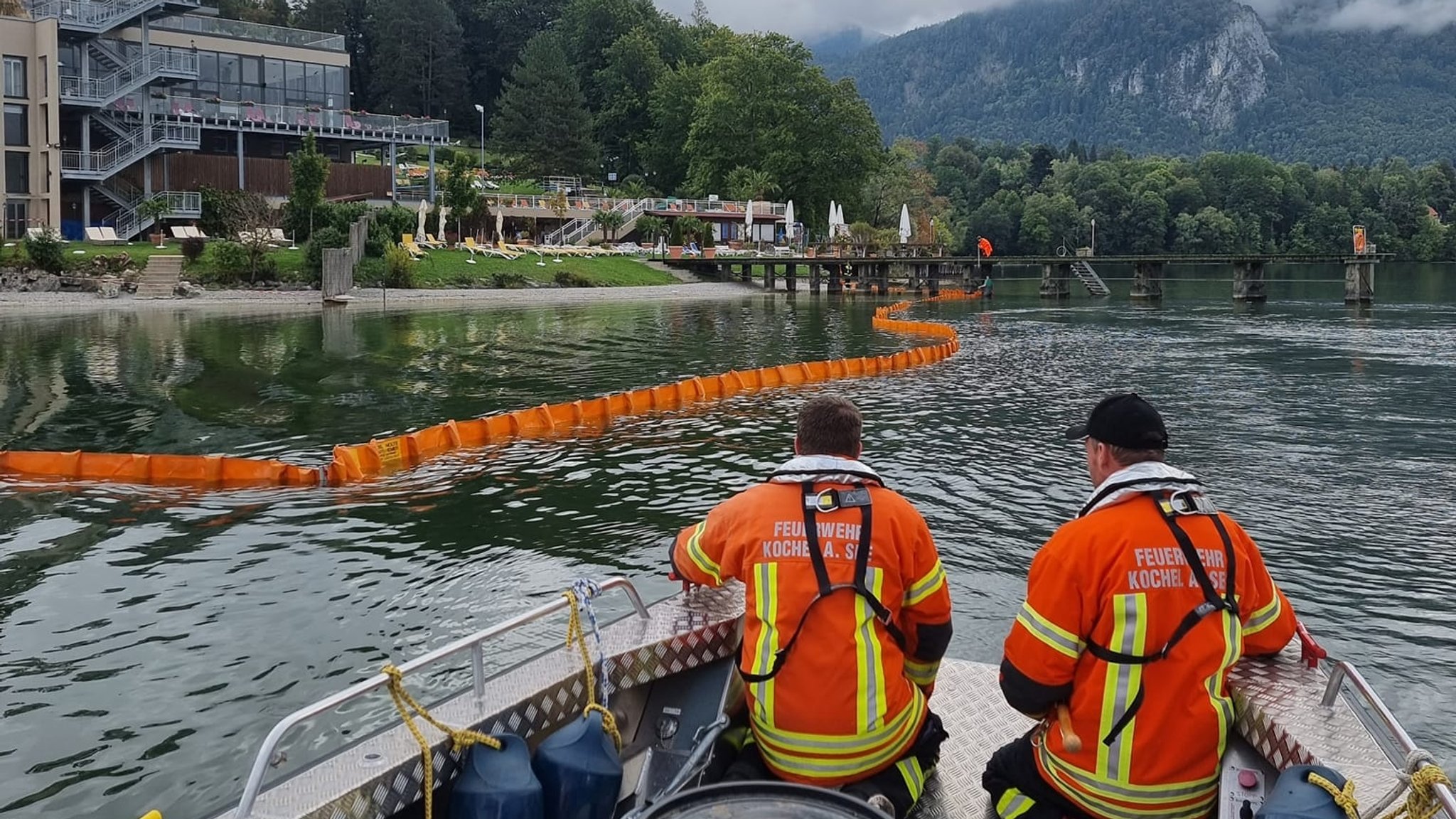 Feuerwehreinsatz: Kampf gegen den Ölfilm auf dem Kochelsee